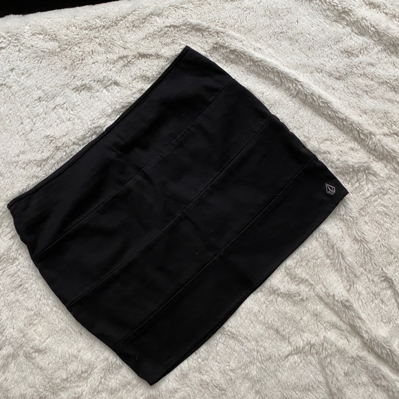 Black “Paneled” Volcom Mini Skirt - Picture 4 of 6
